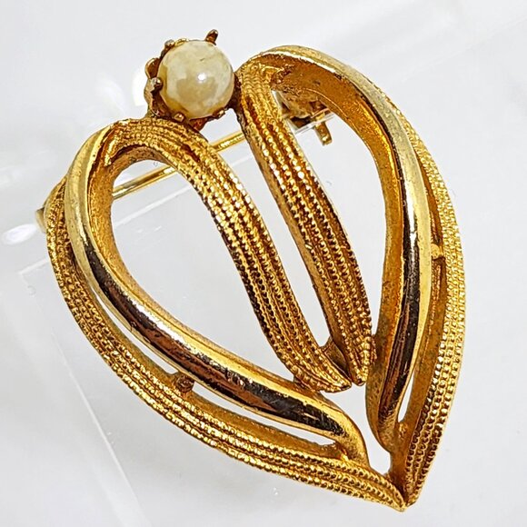 Vintage Gold Stylized Heart Shape Shiny and Textured Natural Pearl Brooch Pin - Picture 4 of 10